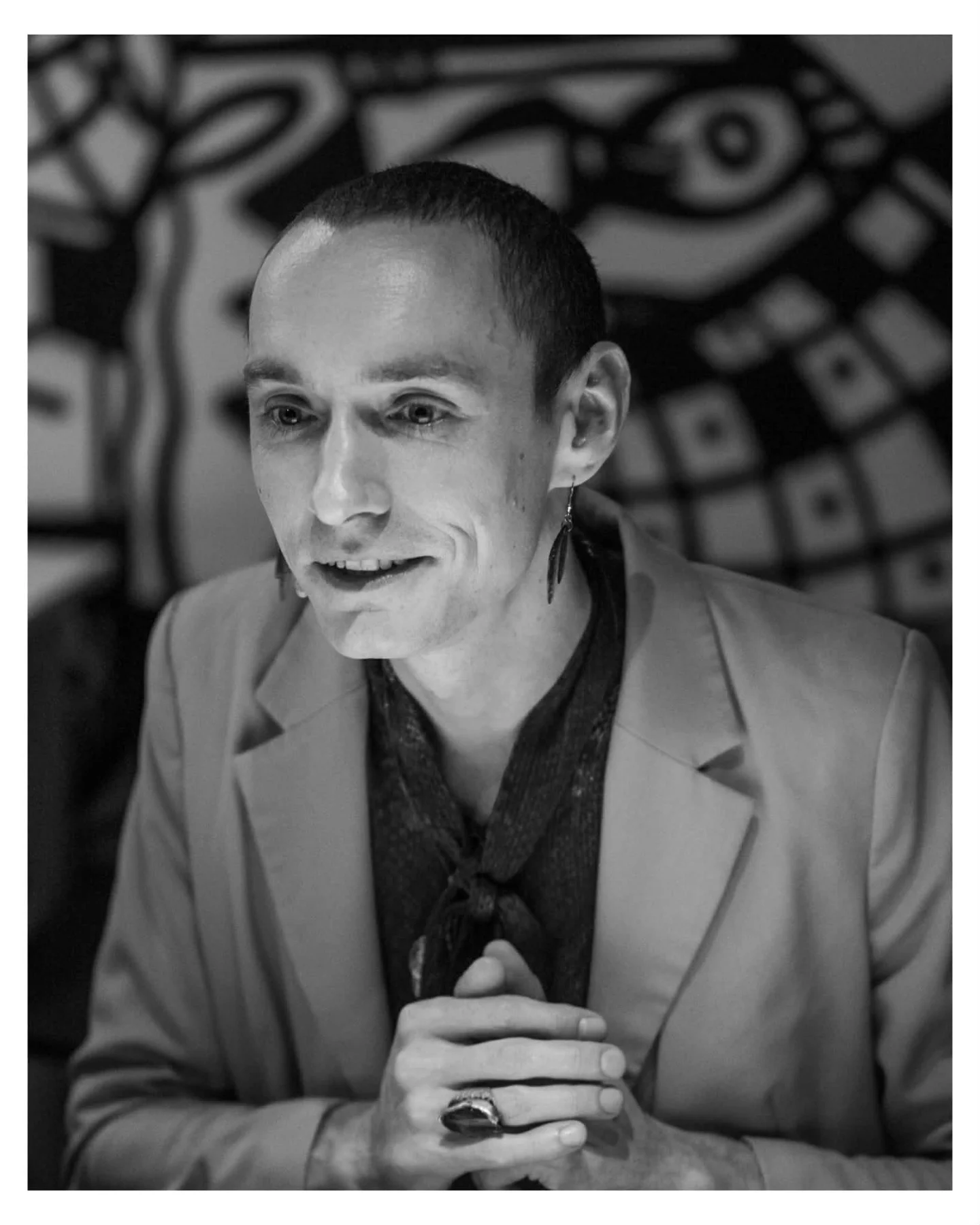 Æris met volle aandacht in gesprek